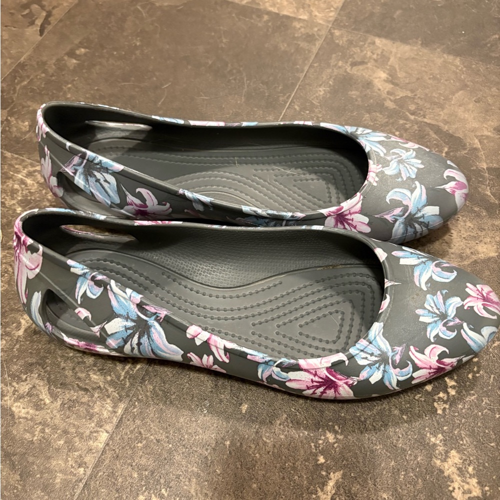 CROCS Gray Floral Women's Flats